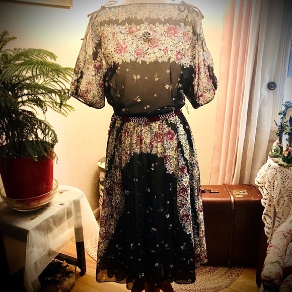 Vintage Dresses & Skirts - Vintage 1970’s bohemian dress- cold shoulder / dark floral- midi length